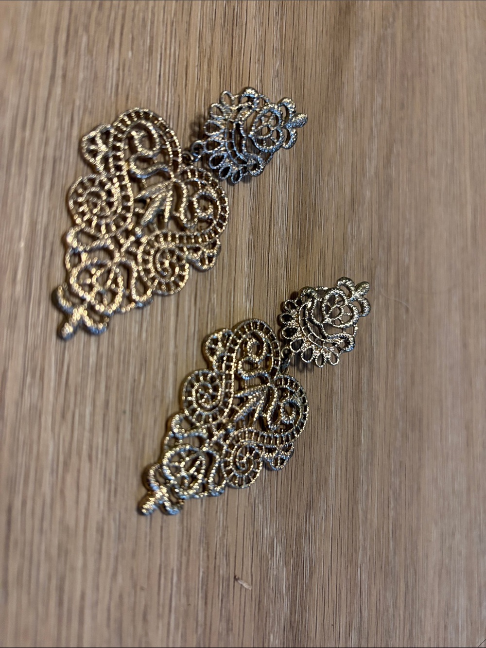 Gold Tone Filigree Lace Pattern Dangle Drop Earrings